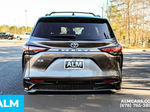 Used 2022 Toyota Sienna XSE image 11