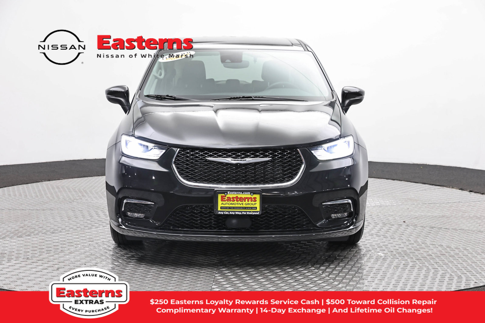Used 2023 Chrysler Pacifica Touring-L FWD image 2