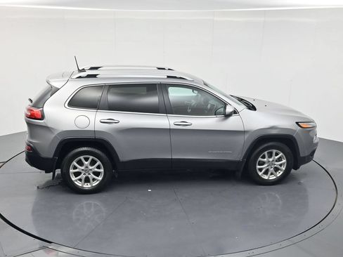 Used 2016 Jeep Cherokee Latitude w/ Safety/Convenience Group AWD/4WD image 41