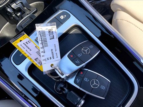 Used 2024 Mercedes-Benz GLB 250 4MATIC image 15