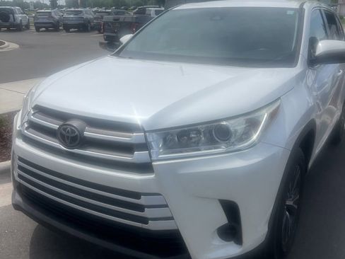 Used 2019 Toyota Highlander LE FWD image 5