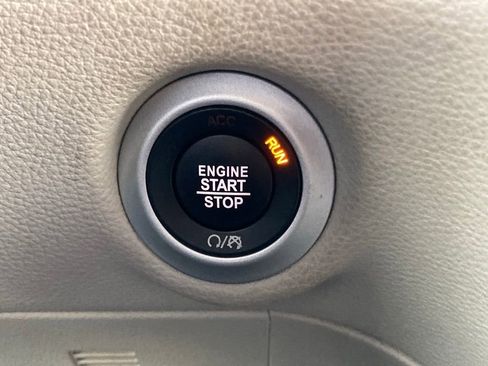 Used 2023 Chrysler Pacifica Limited FWD image 20