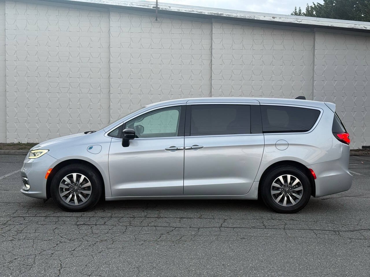 Used 2024 Chrysler Pacifica Limited FWD image 5