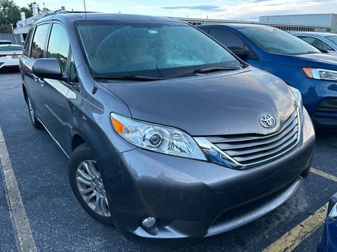 Used 2014 Toyota Sienna XLE FWD image 2