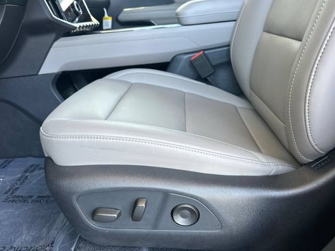 Used 2026 GMC Acadia Elevation w/ Elevation Premium Package FWD image 13