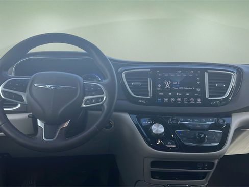 Used 2020 Chrysler Pacifica Touring-L Plus w/ Advanced Safetytec Group image 13