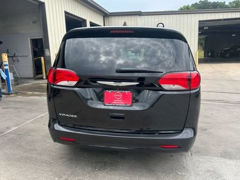 Used 2023 Chrysler Voyager LX FWD image 4