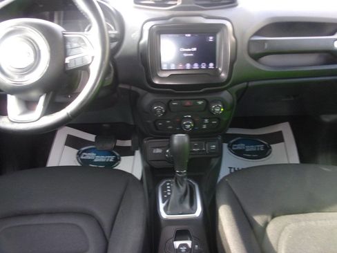 Used 2018 Jeep Renegade Latitude w/ Cold Weather Group AWD/4WD image 14