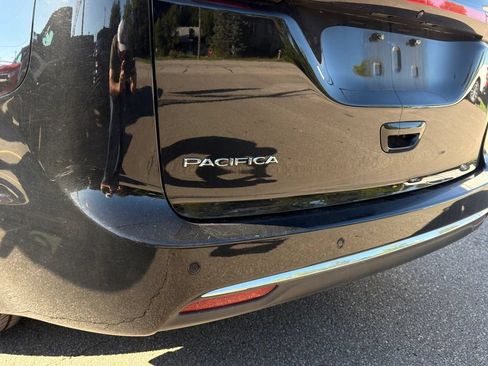 Used 2025 Chrysler Pacifica Select FWD image 14