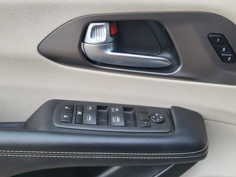 Used 2022 Chrysler Pacifica Touring-L FWD image 16