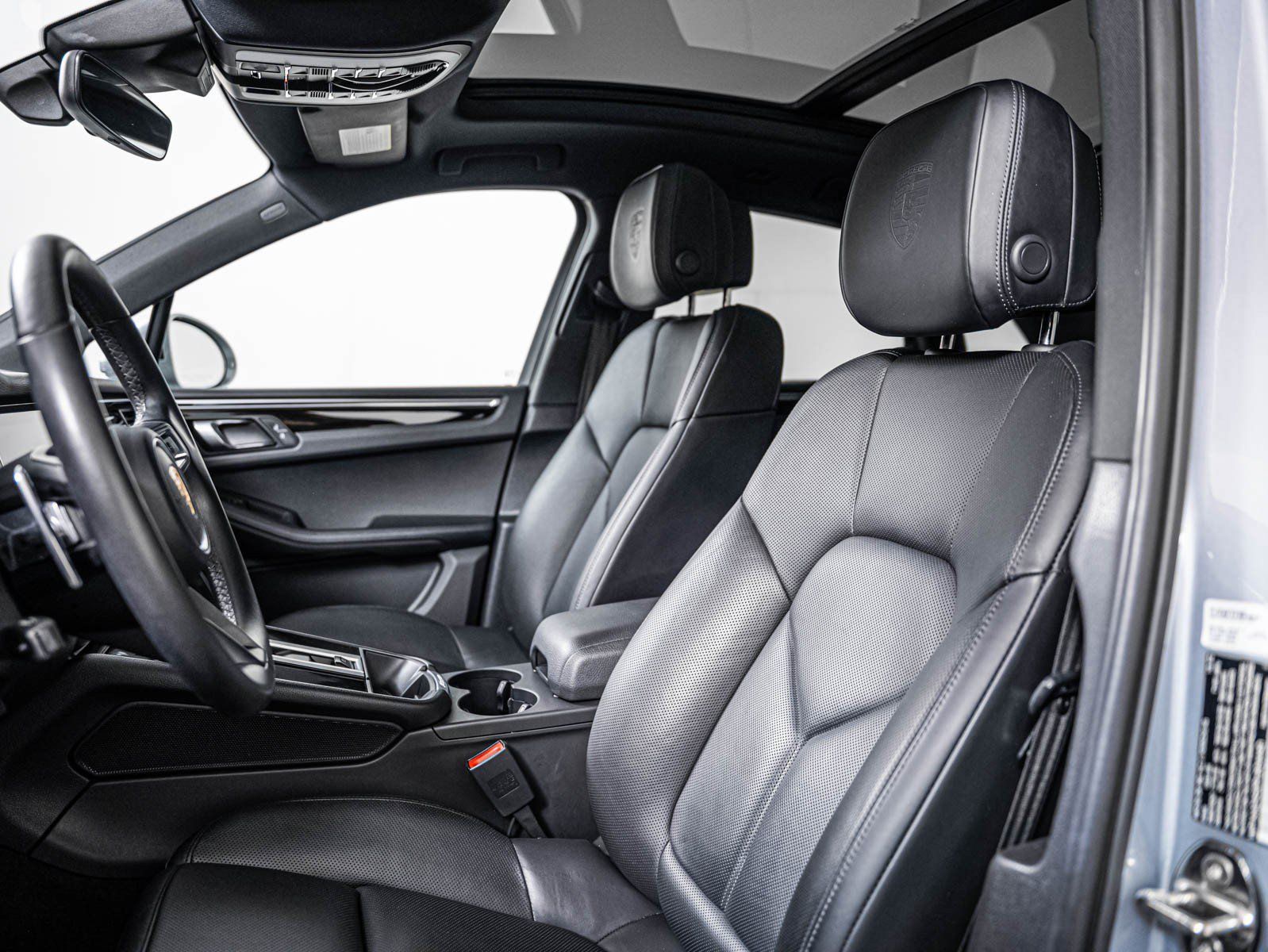 Certified 2023 Porsche Macan AWD/4WD image 5
