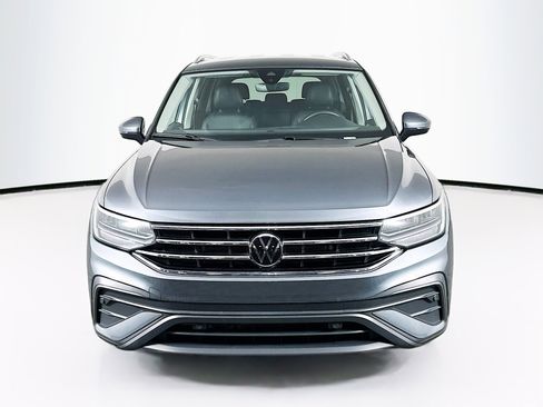 Used 2024 Volkswagen Tiguan SE image 2
