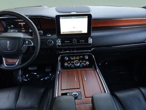 Used 2019 Lincoln Navigator Reserve AWD/4WD image 12