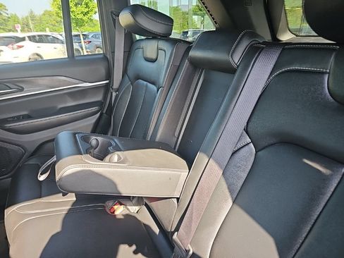 Used 2024 Jeep Grand Cherokee Limited AWD/4WD image 30