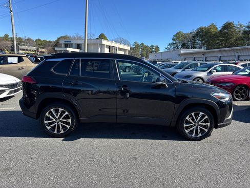 Used 2023 Toyota Corolla Cross XLE image 4