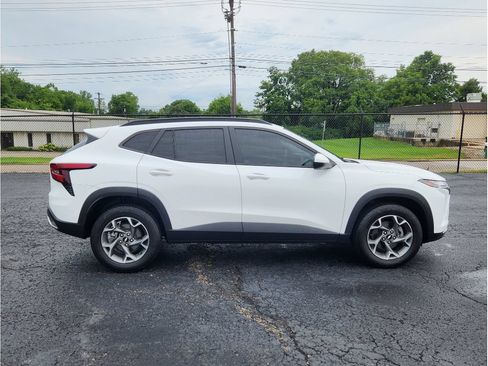 Used 2024 Chevrolet Trax LT FWD image 11
