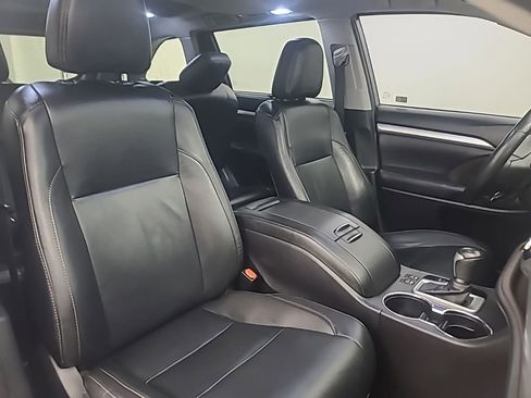 Used 2019 Toyota Highlander XLE image 14