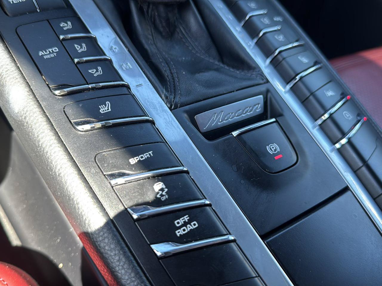 Used 2020 Porsche Macan AWD/4WD image 16