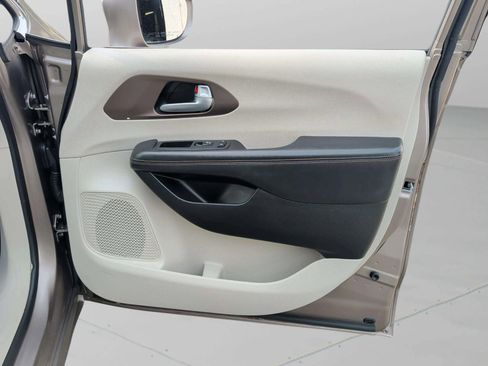 Used 2017 Chrysler Pacifica Touring-L image 17