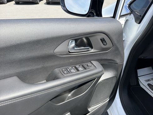Used 2025 Chrysler Pacifica Select FWD image 14