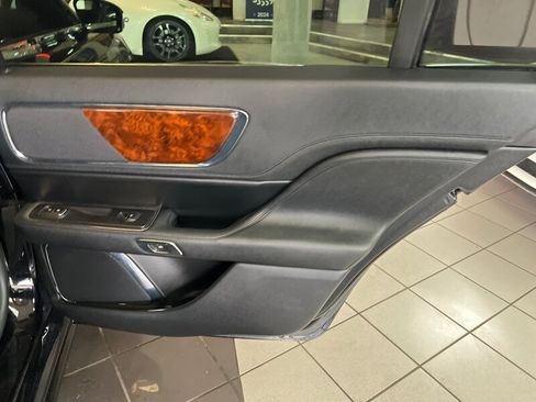 Used 2017 Lincoln Continental Premiere image 25