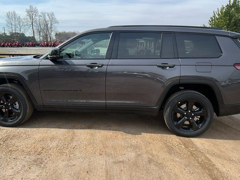 New 2025 Jeep Grand Cherokee L Altitude image 11
