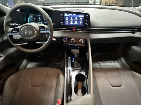 Used 2025 Hyundai Elantra SE FWD image 24