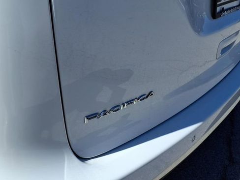 Used 2023 Chrysler Pacifica Touring-L image 22
