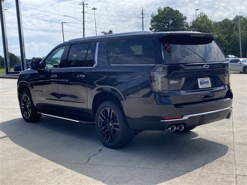 New 2025 Chevrolet Suburban Premier image 4