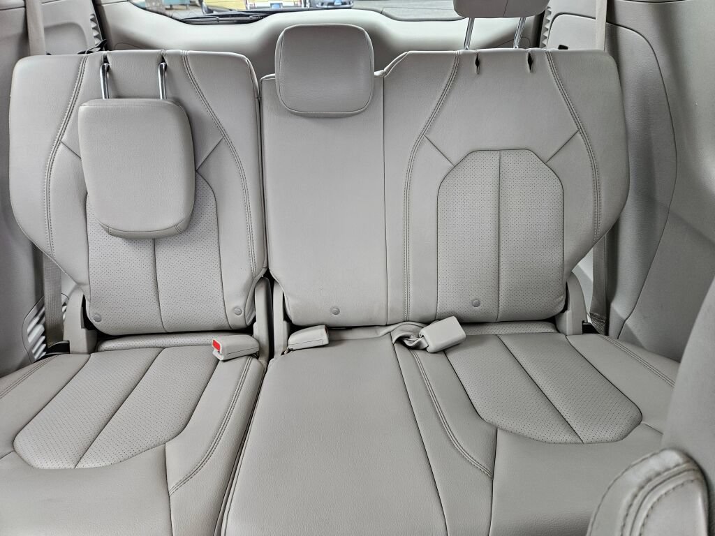 Used 2021 Chrysler Pacifica Touring-L FWD image 11