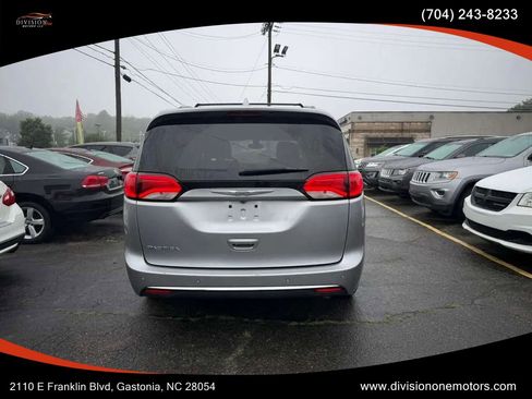 Used 2017 Chrysler Pacifica Touring-L FWD image 3