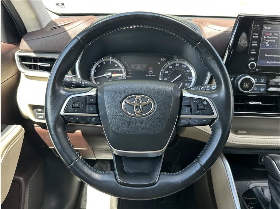 Used 2022 Toyota Highlander XLE AWD/4WD image 21