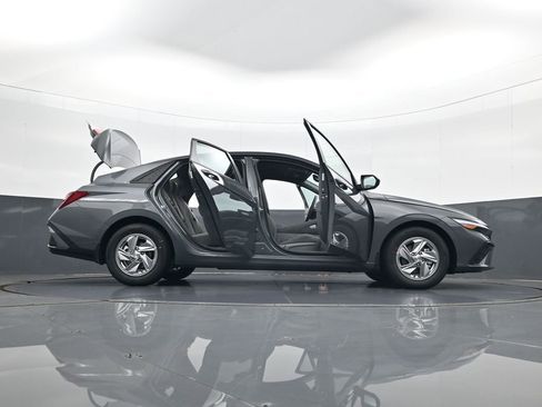 New 2026 Hyundai Elantra SE FWD image 33