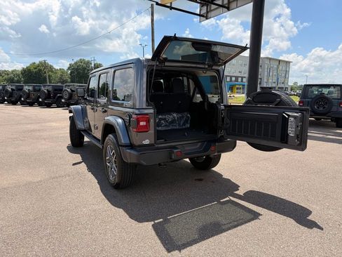 Used 2025 Jeep Wrangler Unlimited Sahara AWD/4WD image 14