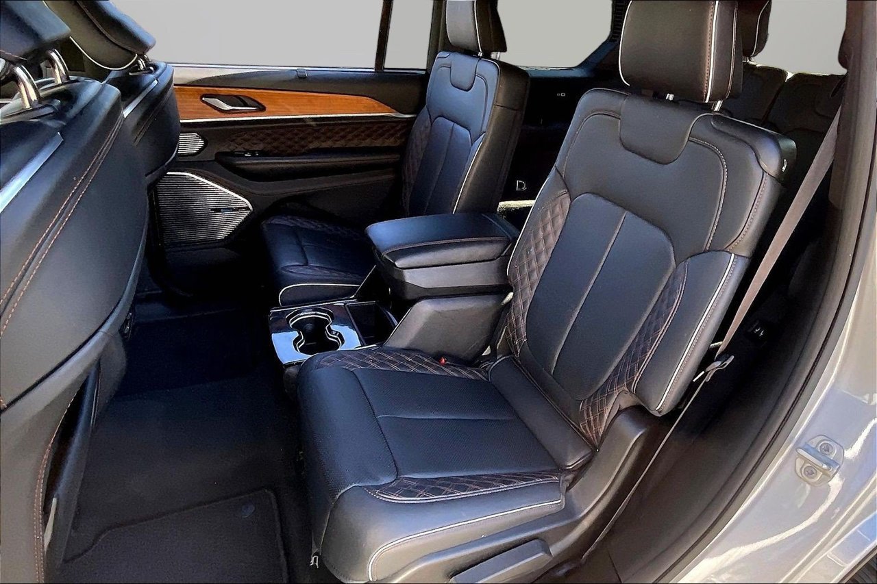 Used 2023 Jeep Grand Cherokee L Summit AWD/4WD image 23