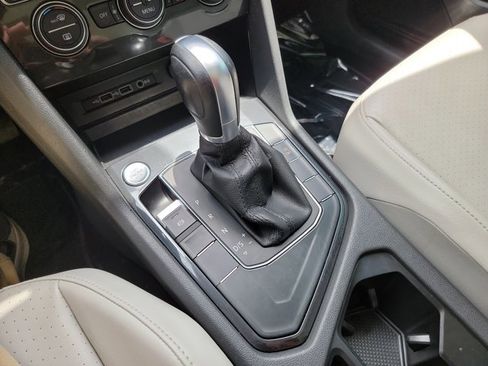 Used 2018 Volkswagen Tiguan SE w/ Panoramic Sunroof Package FWD image 23