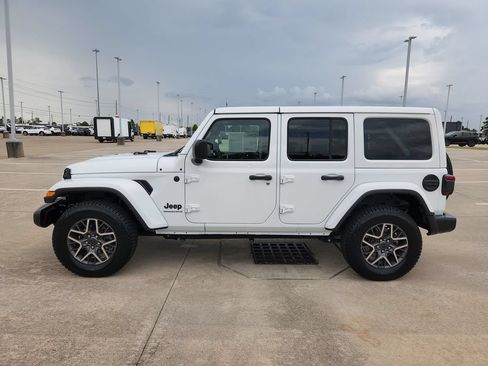 Used 2025 Jeep Wrangler Unlimited Sahara AWD/4WD image 8