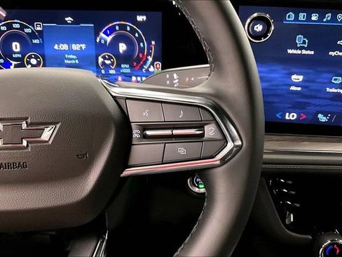 Used 2025 Chevrolet Suburban Z71 image 26