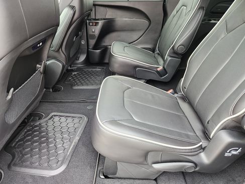 New 2026 Chrysler Pacifica Limited image 21