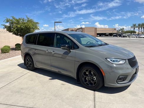 Used 2023 Chrysler Pacifica Limited w/ S Appearance Package FWD image 5