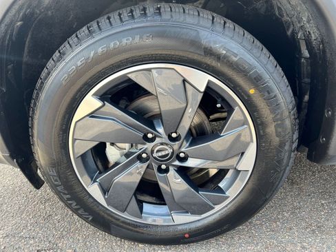 Used 2025 Nissan Rogue SV image 32