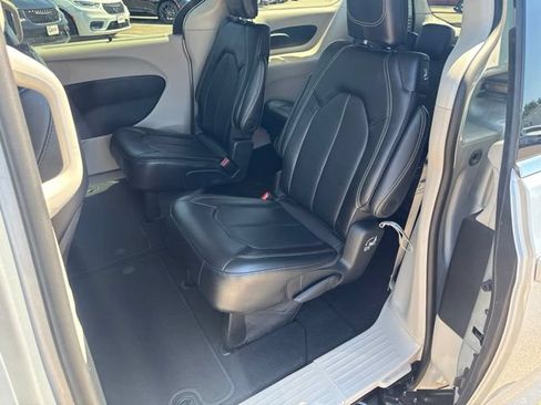 Certified 2024 Chrysler Pacifica Touring-L FWD image 26