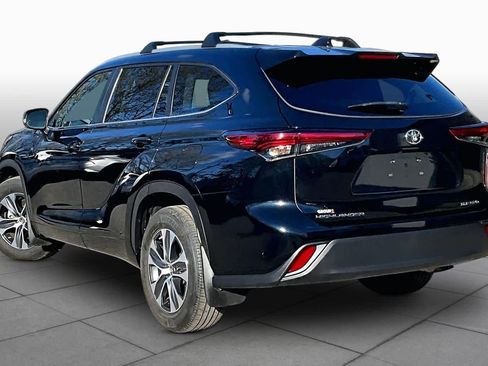 Used 2023 Toyota Highlander XLE AWD/4WD image 12