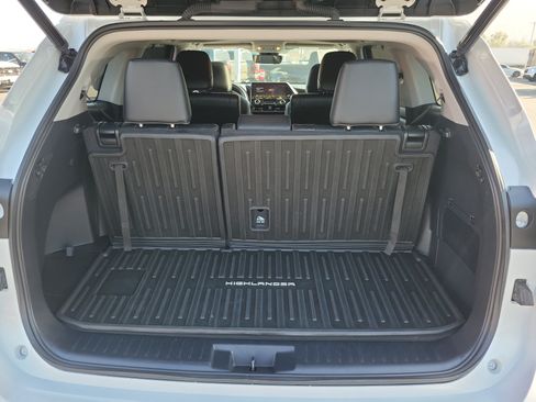 Used 2023 Toyota Highlander XLE FWD image 13