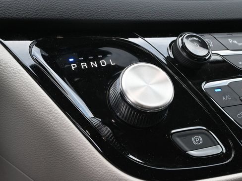 Used 2023 Chrysler Pacifica Touring-L FWD image 15