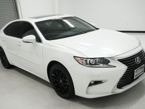 Used 2017 Lexus ES 350 w/ Luxury Package FWD image 3