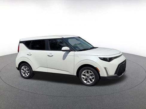Used 2025 Kia Soul LX w/ LX Technology Package FWD image 2