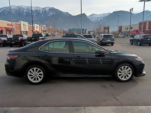 Used 2022 Toyota Camry LE image 2