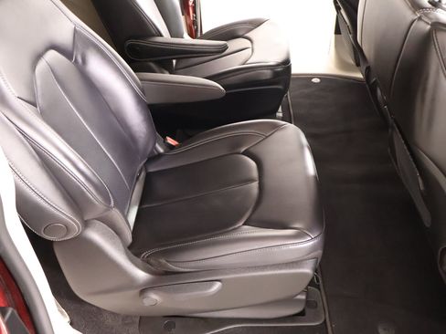 Used 2023 Chrysler Pacifica Touring-L image 14