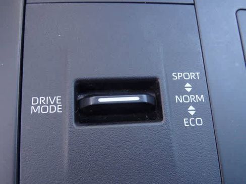 Used 2023 Toyota Highlander L image 17